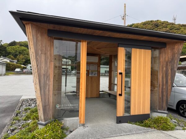 Bus stop in Nagahama where a man waited for his mother.