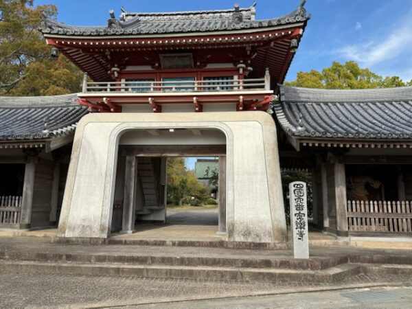 A rare "white gate" on the Shikoku 88 pilgrimage path.