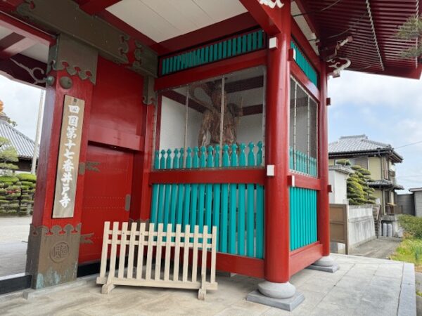 Niō guardians at the temple gate.