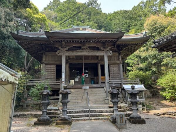 A mixture of grounds surfaces in front of a temple hall.