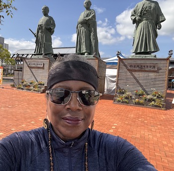 Ohenro in front of 3 statues of heroes at Kochi City Jr station.