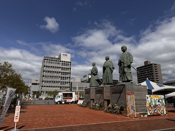 Three heroes in Kochi City.