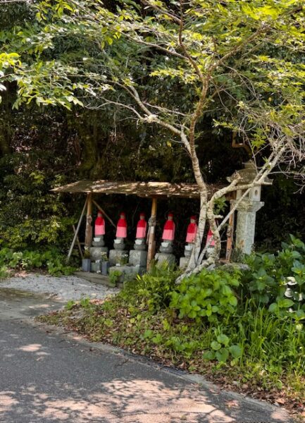 Jizo protect traveller's dreams on the pilgrimage trail.