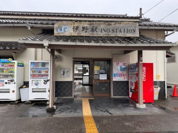 I love these small town train stations in Japan.