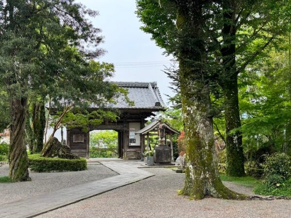 Temple gate at temple 39 introduce a view of the Pure Land.