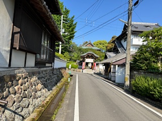 The stretch of road to the next temple gate.