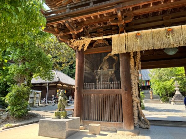 Waraji protecting visitors to the temple.