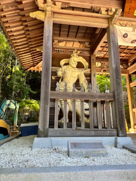 Nio guardian in a gate on the pilgrimage path.