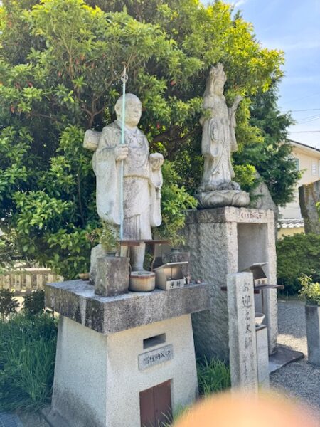 Kobo Daishi and a Bosatsu symbolizing the treasures of friendship and peace. 