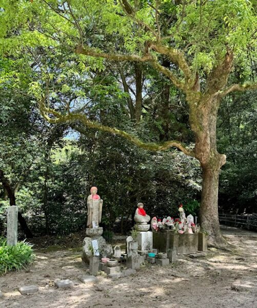 Jizo looking out for the treasures on the trail - all visitors on the path.