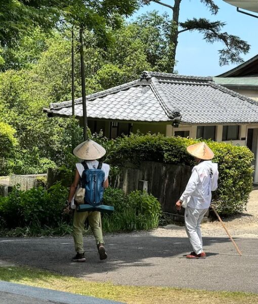 Ohenro father and the son who treasures him walking on temple grounds.