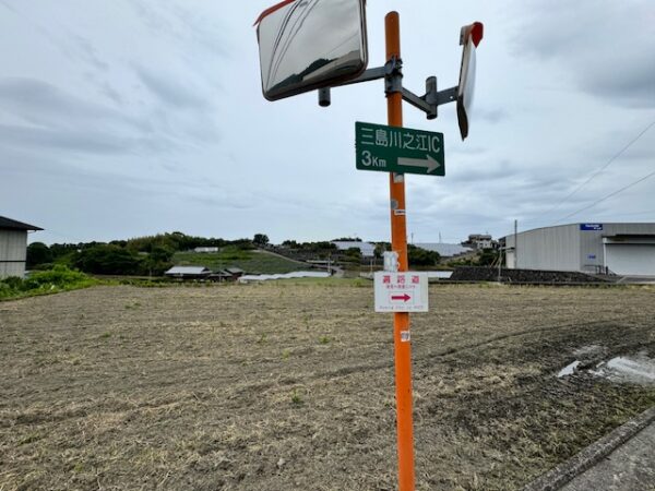 More signs on a pole pointing the way to Sankaku-ji temple.