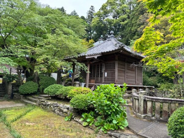 Triangular altar and Yakushido hall at Sankaku-ji temple.