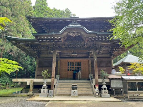 Main hall at Sankaku-ji temple.