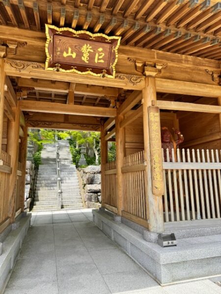 The temple gate at Unpen-ji.