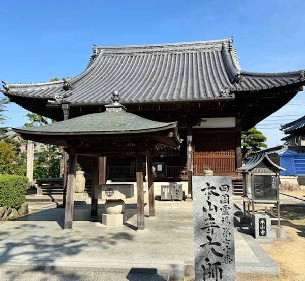 Daishido at temple 70 receives sutras of the heart.