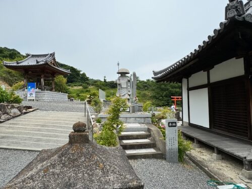 Approach to statue of Kukai.