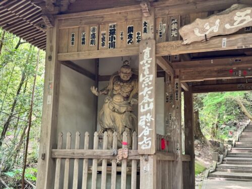 Nio guardians T niomon gate at Iyadani-ji on Shikoku pilgrimage.