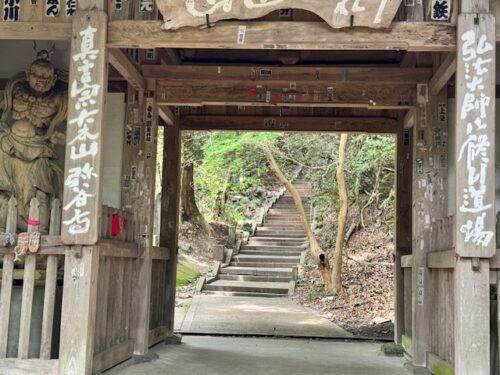 Niomon gate at Iyadani-ji on Shikoku pilgrimage.