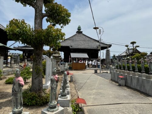 After Konzo-ji yemple, promenade at Daishido at temple 77.