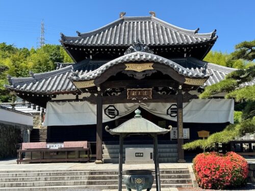 Main hall in a setting of peace.