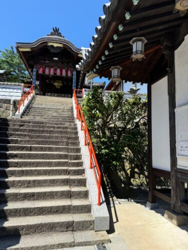 Steps to daishi hall to peace.