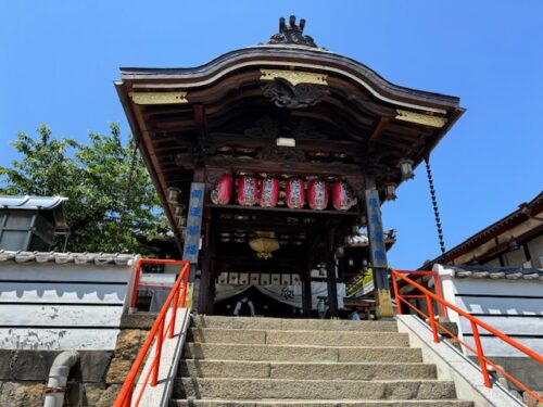 Daishi hall with red lanterns.