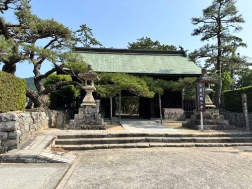 Gate to the home of the 7-storied pagoda in Kokubun-ji, Kagawa, Japan.