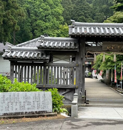 The mountain gate at temple 81 is an important cultural property.