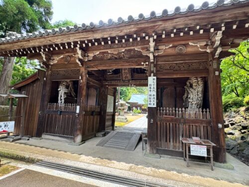 The imperial envoy gate is an important cultural property.3