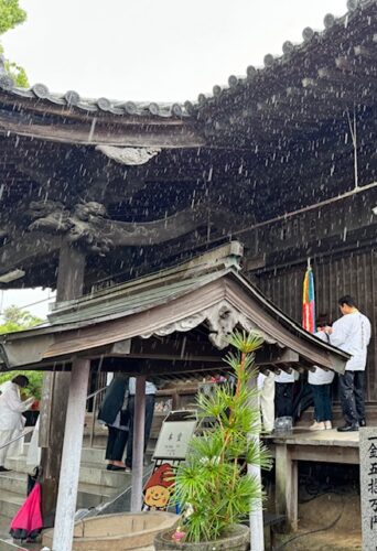 Visitors pray in the rain at main hall.2