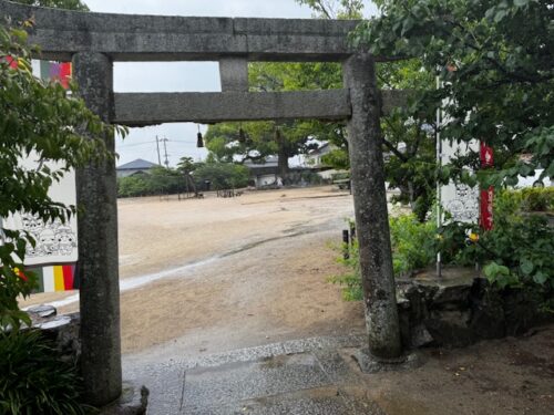 Torii at shrine entrance enhances mellow mood at temple 87.