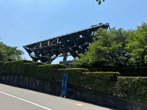 Isshin-ji gate overlooking bushes on street in Osaka city.