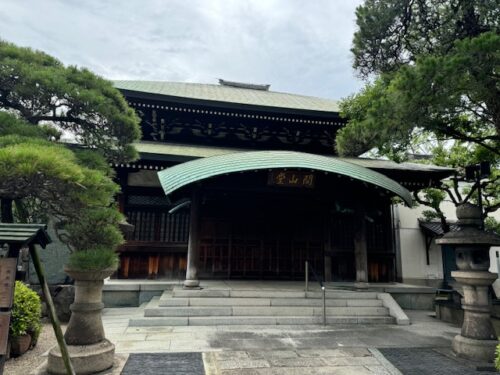 Memorial hall at Isshin-ji temple in Osaka.