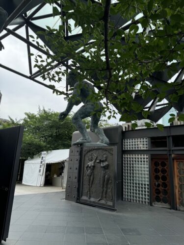 Exit view of front gate at Isshin-ji temple in Osaka.2