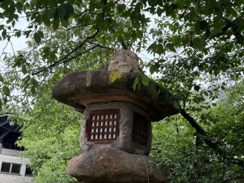 Stone lantern at Isshin-ji temple.