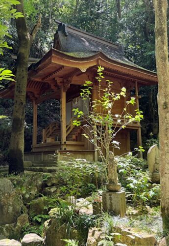 A prayer hall at Mitaki-dera.